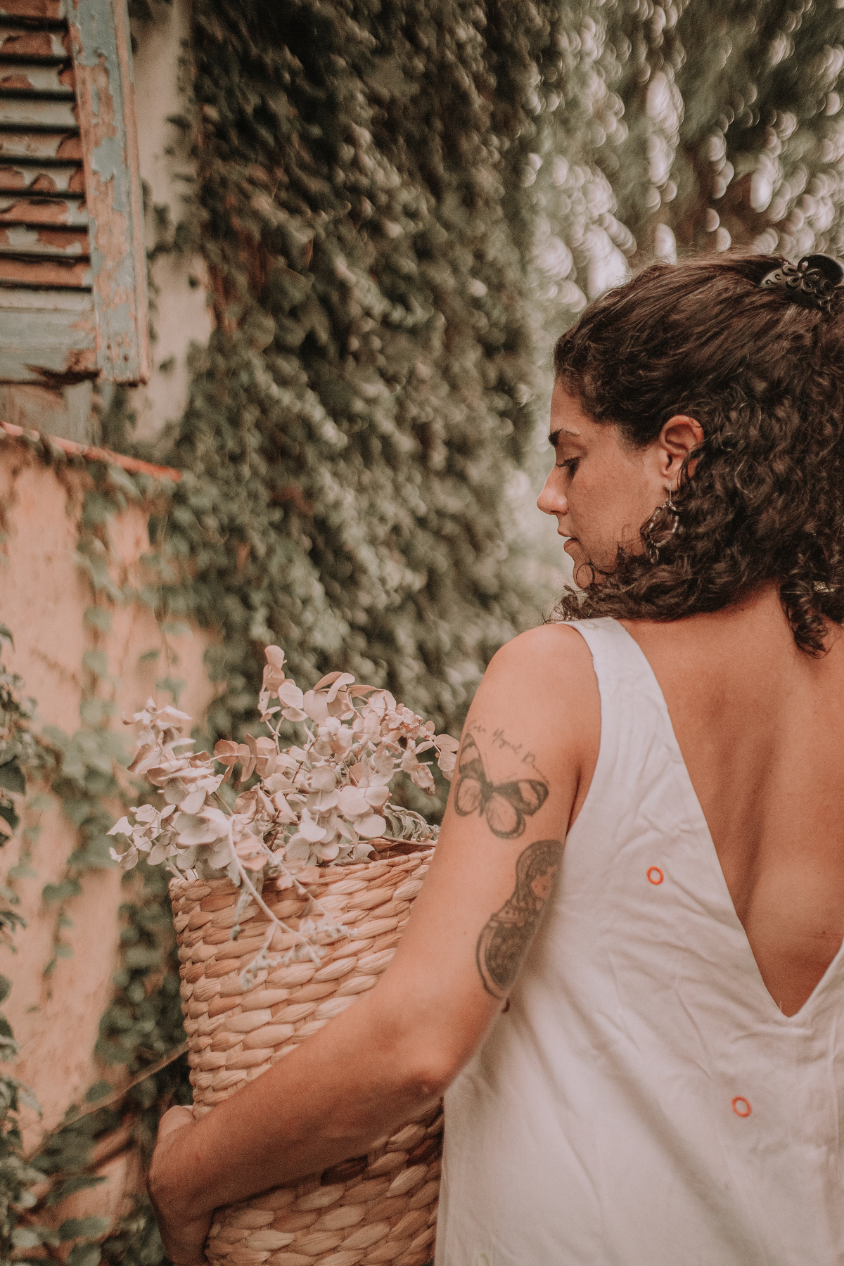 Retrato feminino com flores