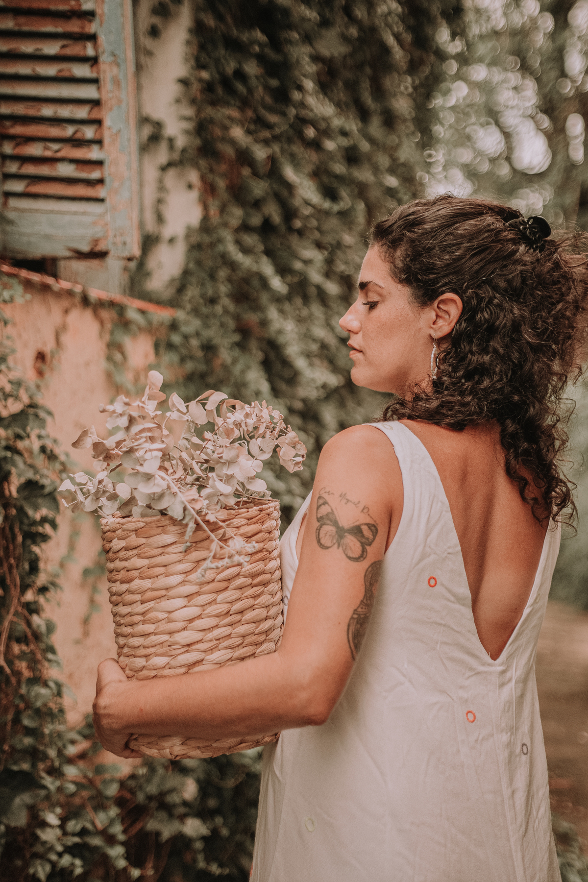Fotografia artística de retrato feminino com flores