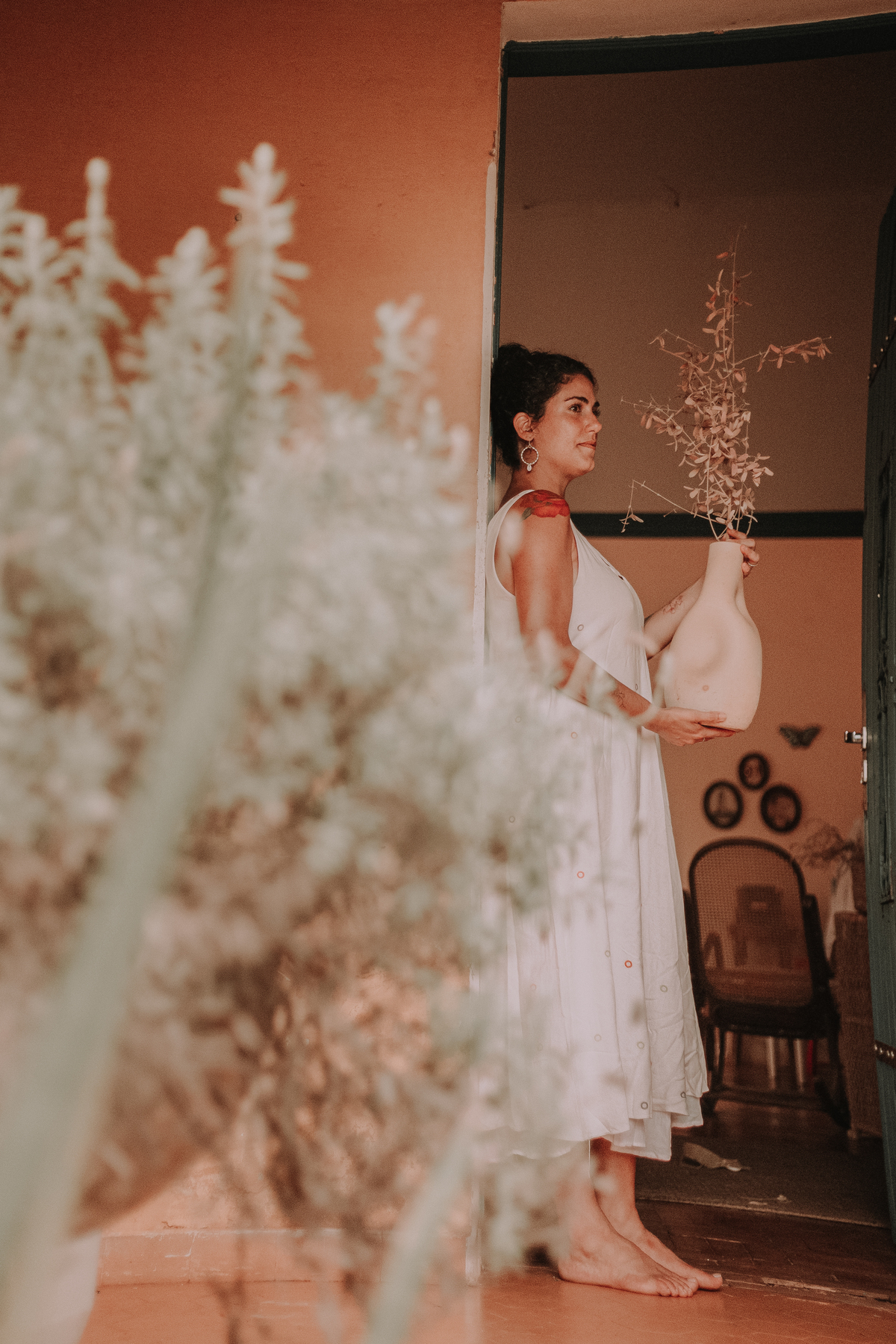 Ensaio feminino poético na casa raiz em Jaú