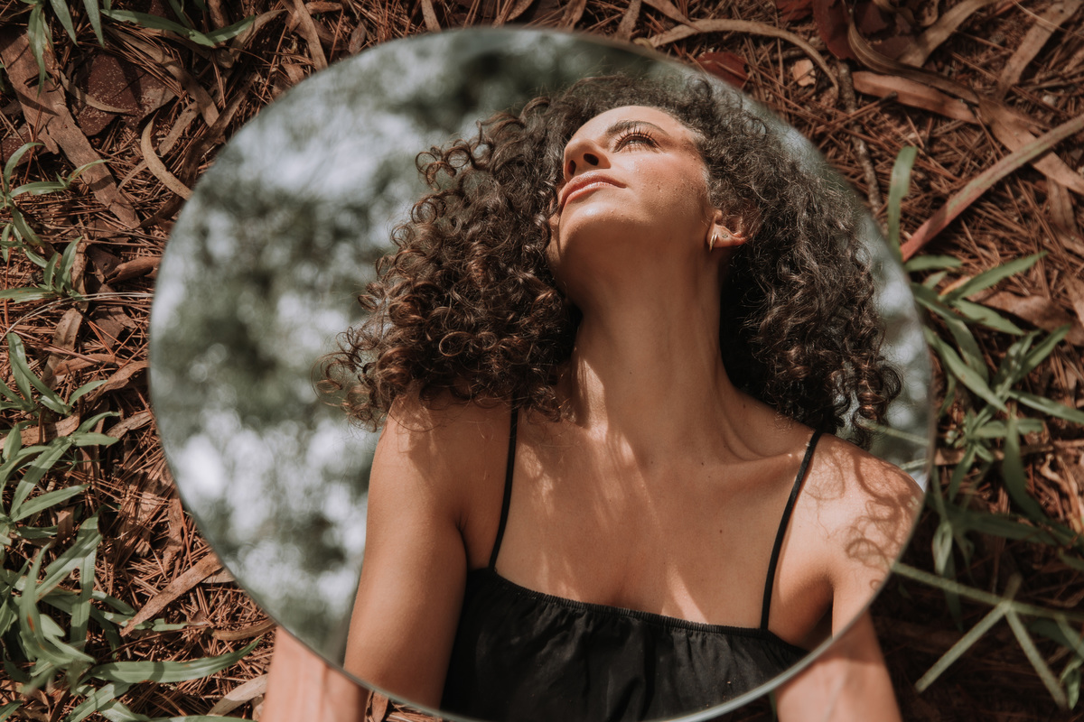 Retratos femininos inspirados na natureza de Bauru