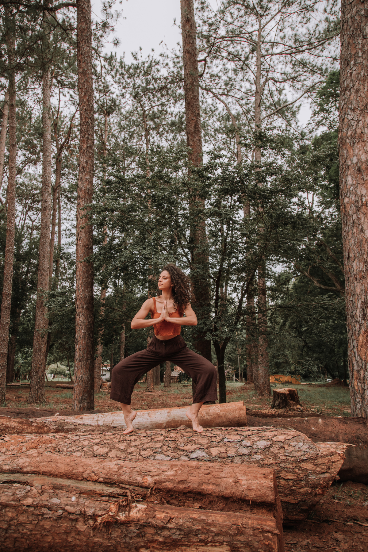 Mulher no horto florestal praticando yoga 