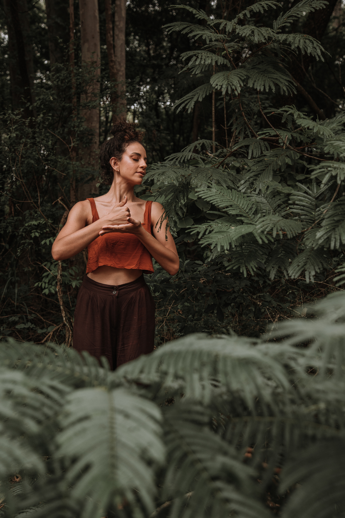Mulher na natureza praticando yoga 
