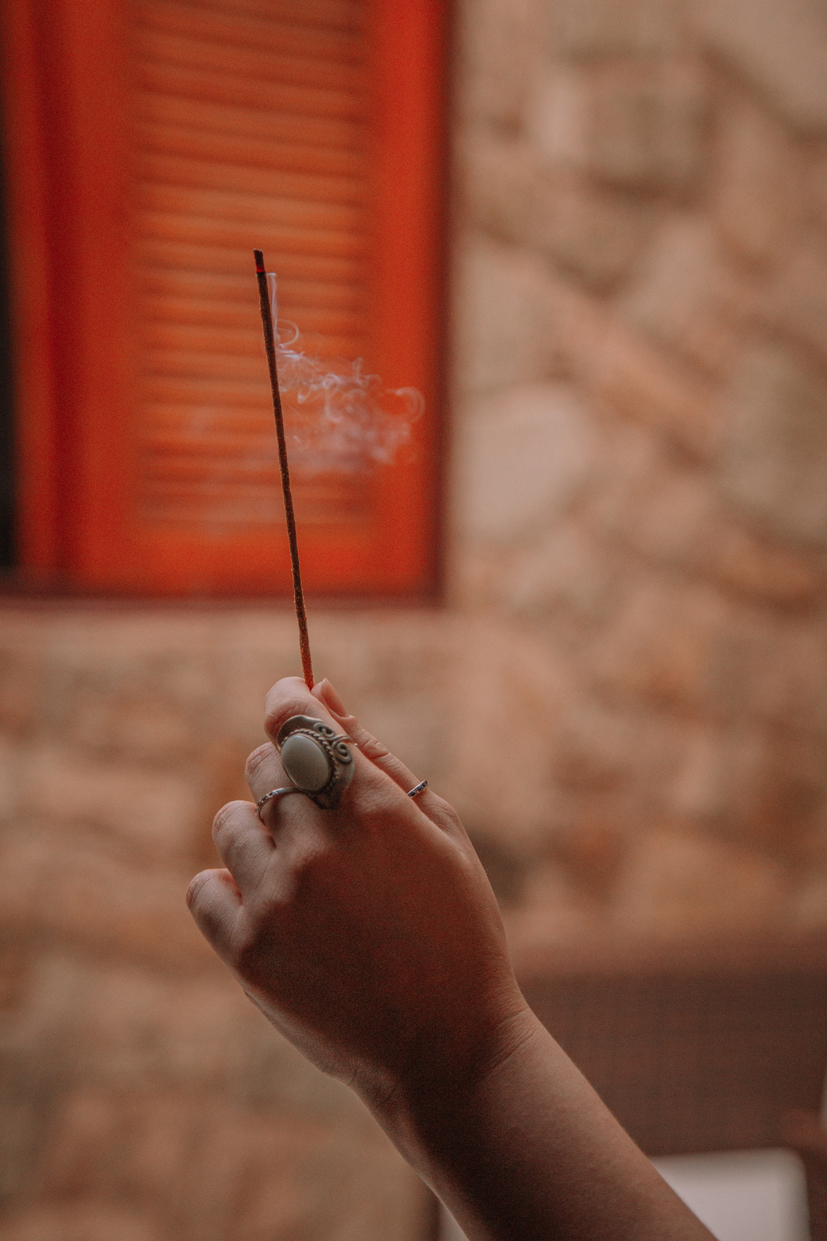 Fotografia de incenso e magia sobre o arquétipo da maga 