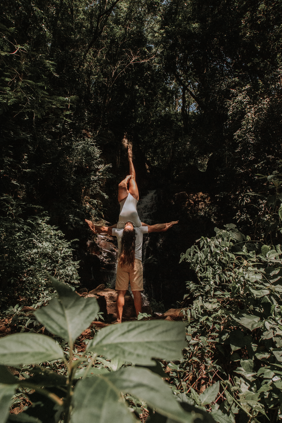 Artistas de circo retratados em paisagens de Botucatu