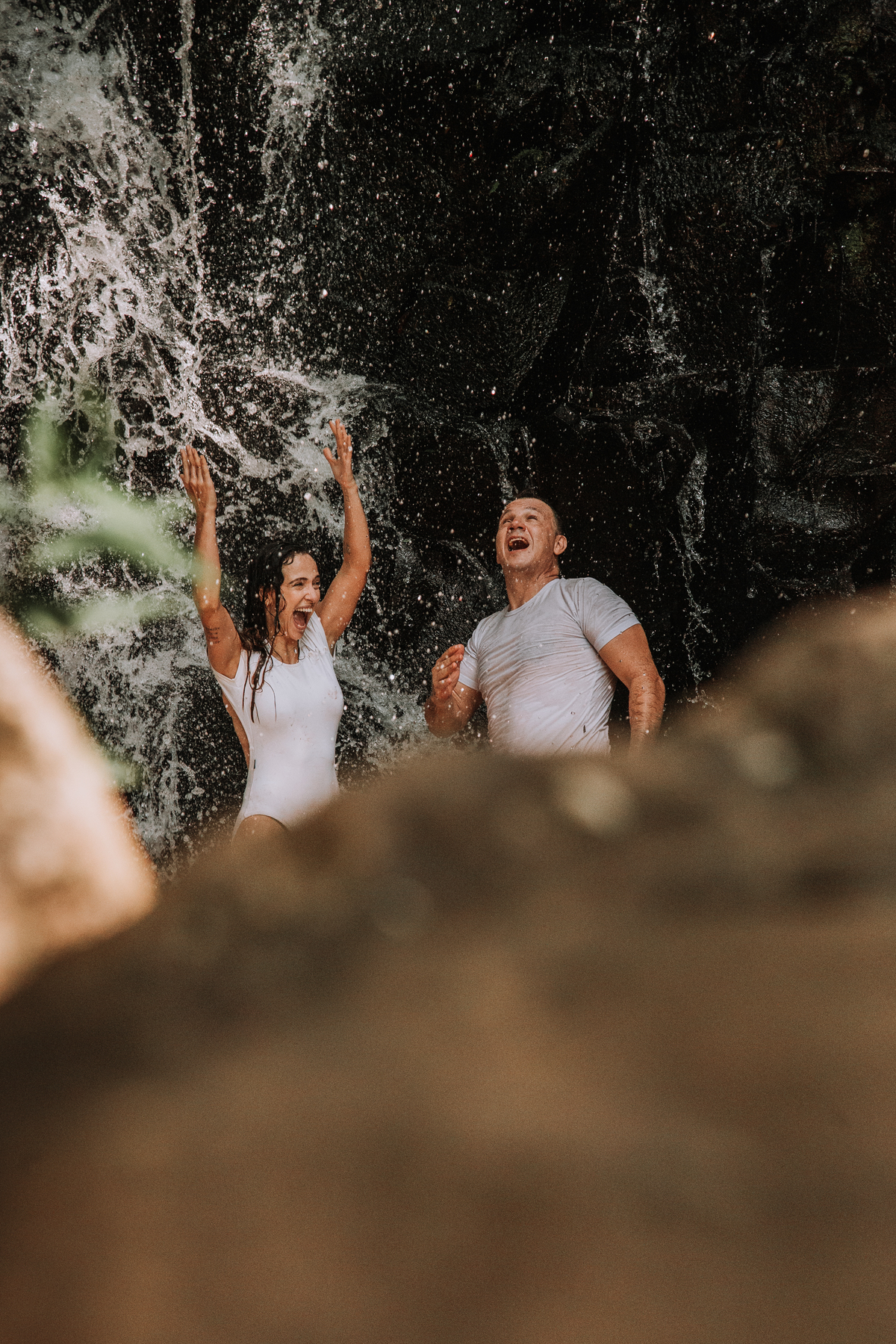 Fotografia de Casal em cachoeira em Botucatu 