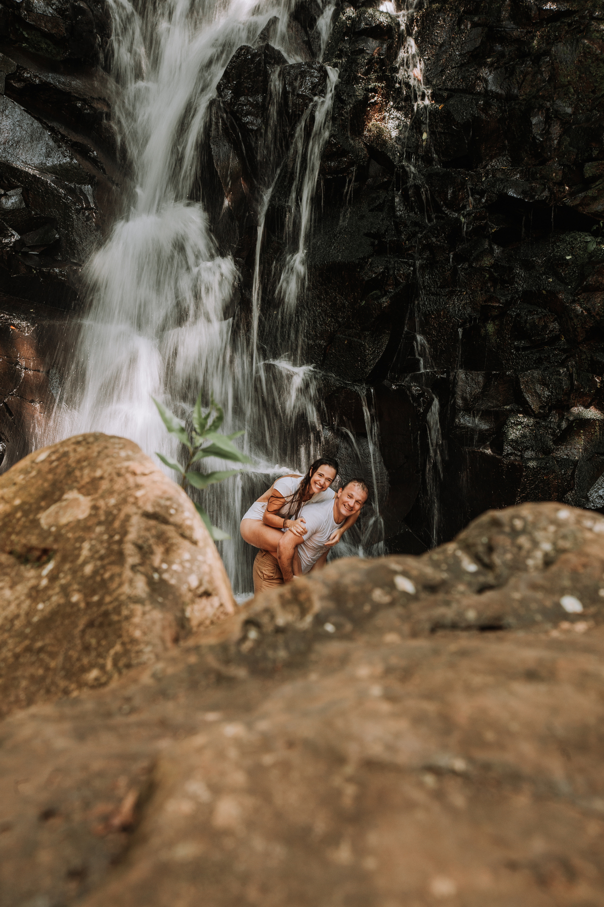 Acrobacias aéreas na cachoeira em Botucatu