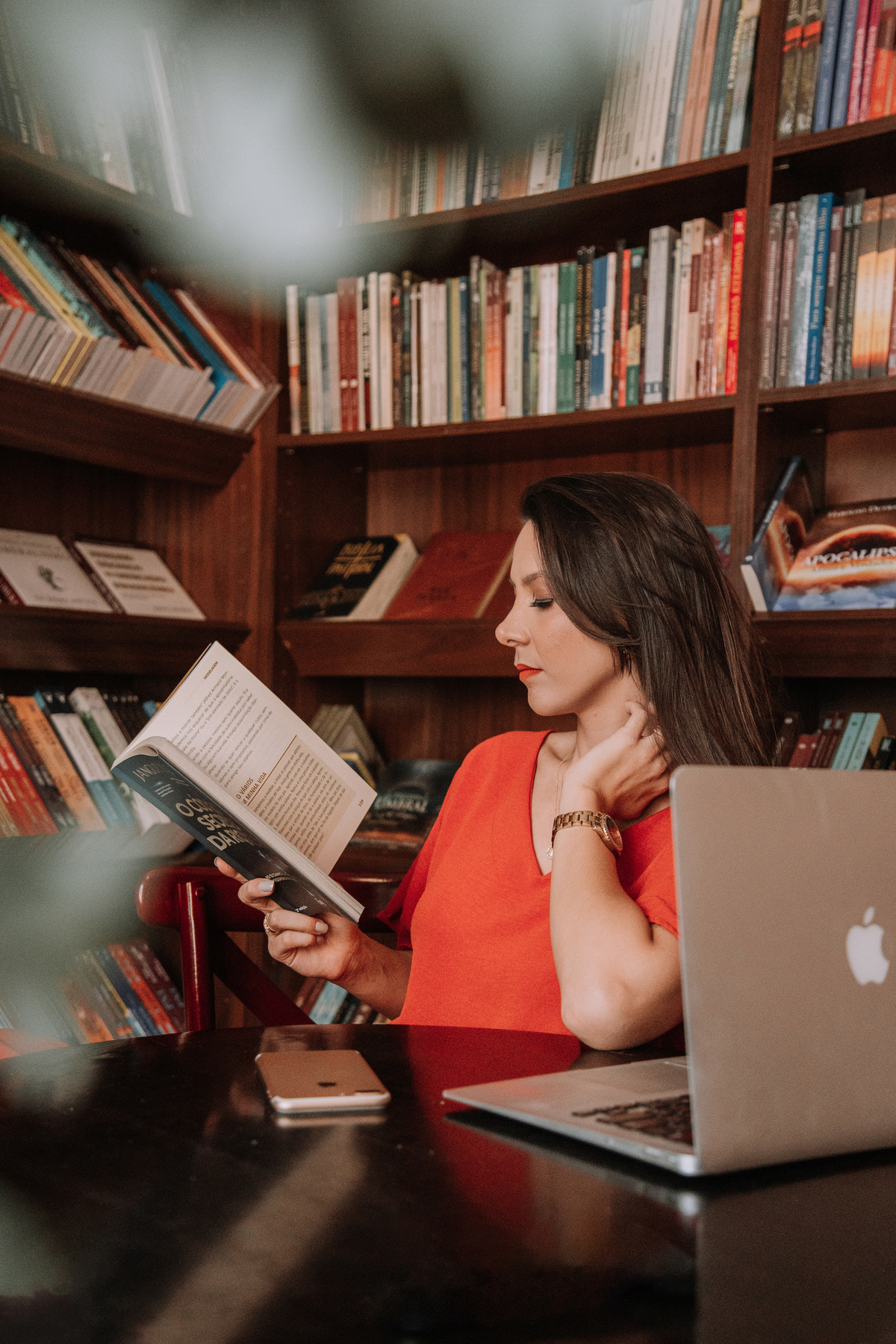 Fotografia feminina que retrata a Terapeuta Ocupacional como guia e mentora