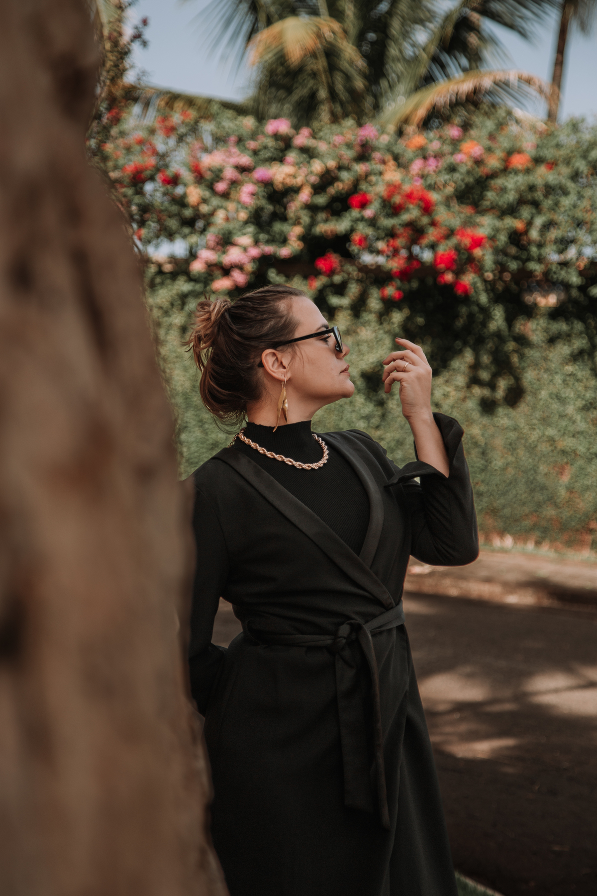 Fotógrafo de retratos que enfatiza a postura e a expressão da mulher