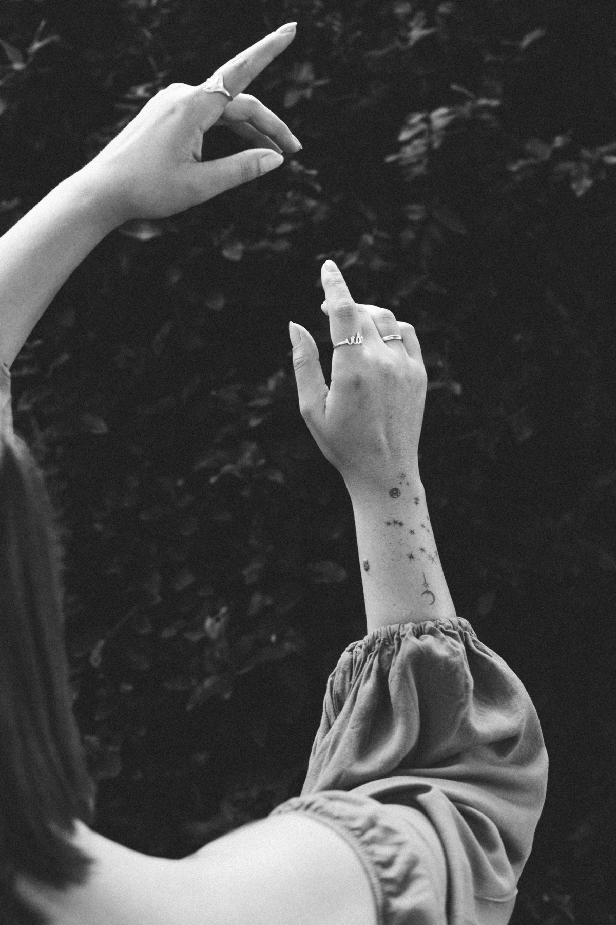 Sessão fotográfica que celebra a feminilidade na natureza