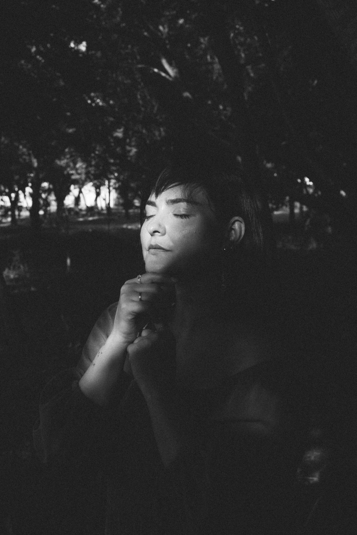 Retratos femininos que contam histórias de descoberta e maravilha na natureza