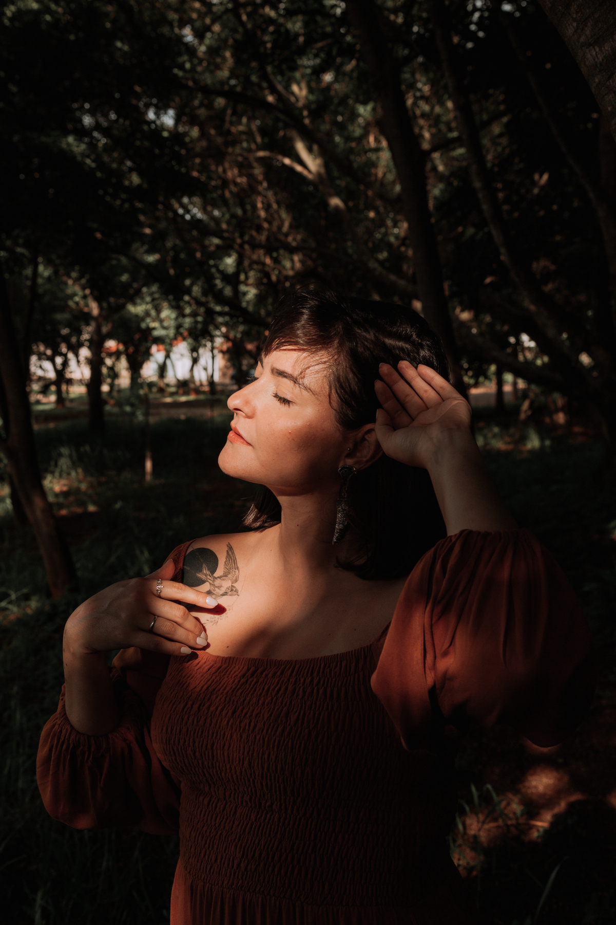 Retratos que destacam a conexão das mulheres com a natureza