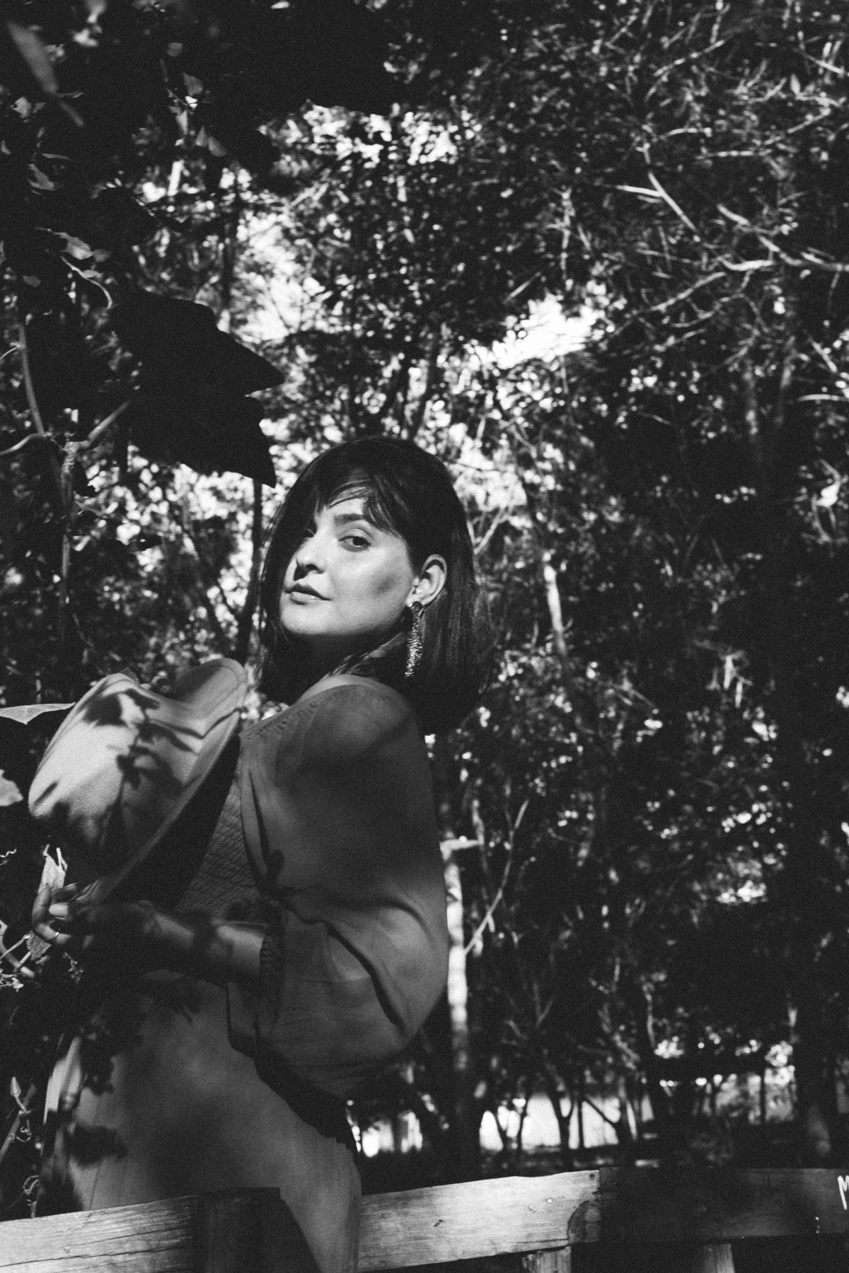 Ensaio fotográfico feminino que explora diferentes paisagens naturais