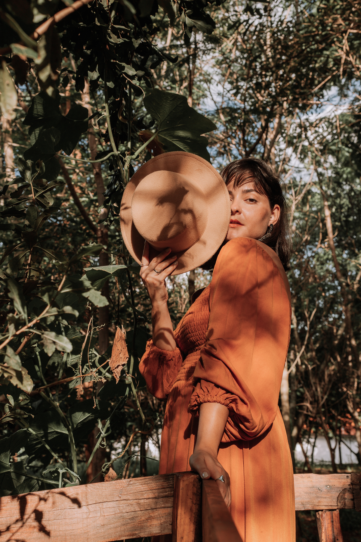 Retratos que destacam a conexão das mulheres com a natureza