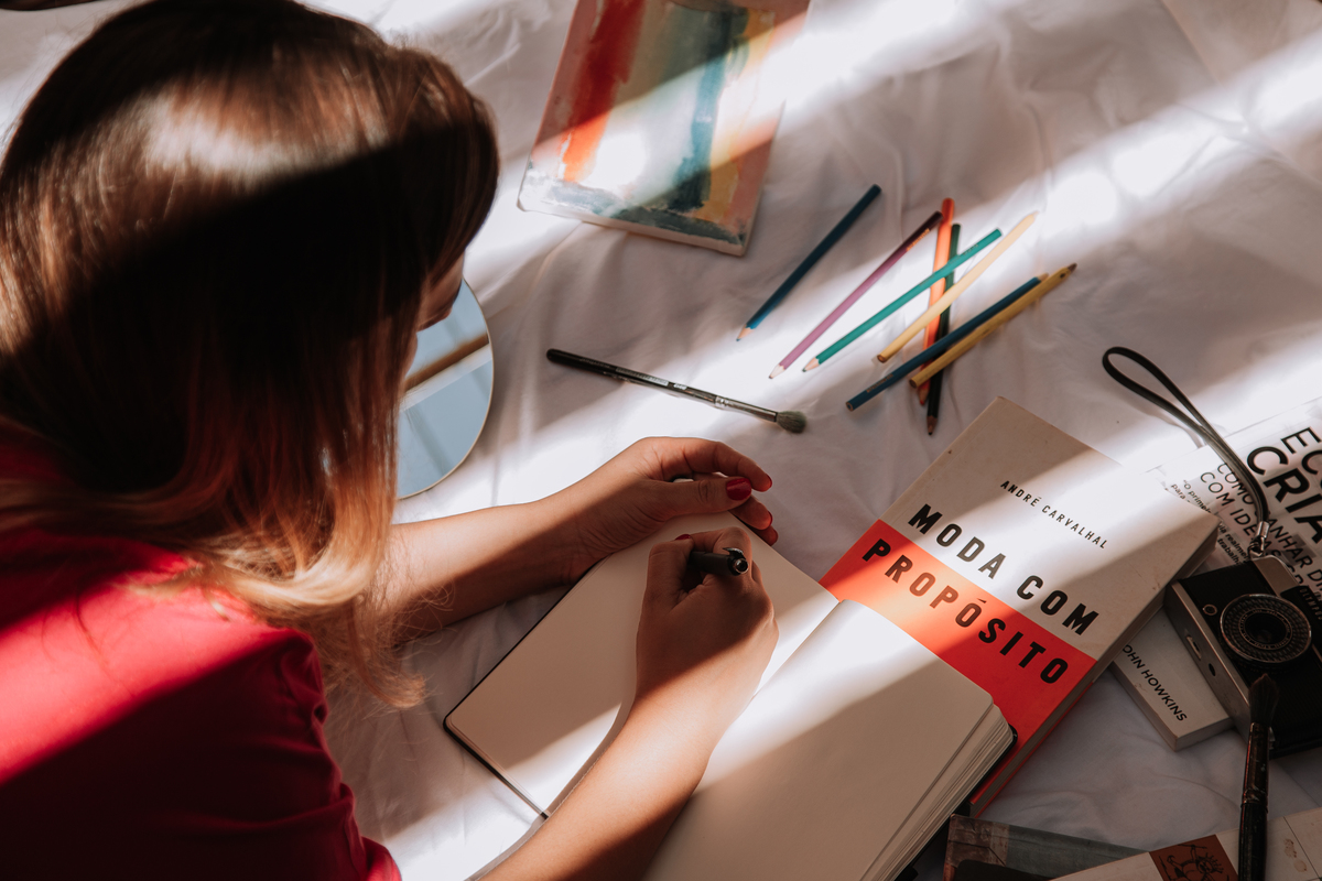 Retratos femininos que contam histórias de autenticidade e expressão ao ar livre