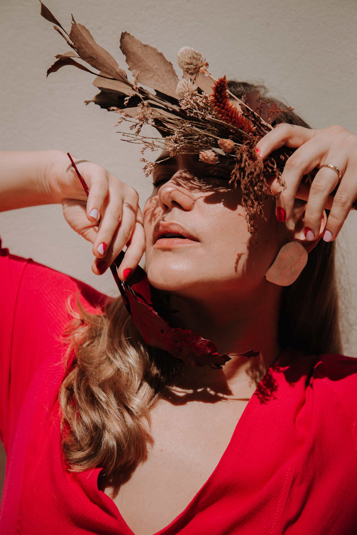 Fotografias que capturam a essência e a criatividade feminina ao ar livre