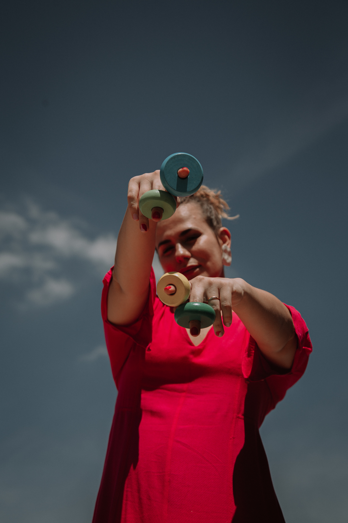 Sessão fotográfica que celebra a beleza e a originalidade feminina na natureza