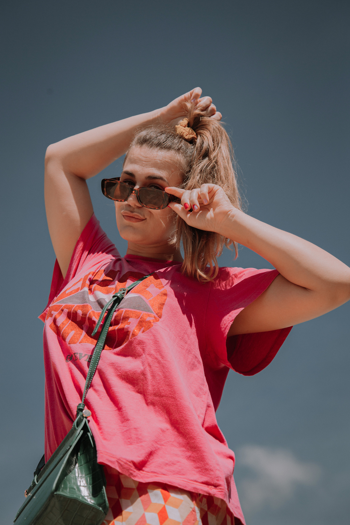 Fotografia que transmite a energia e a vitalidade das mulheres ao ar livre