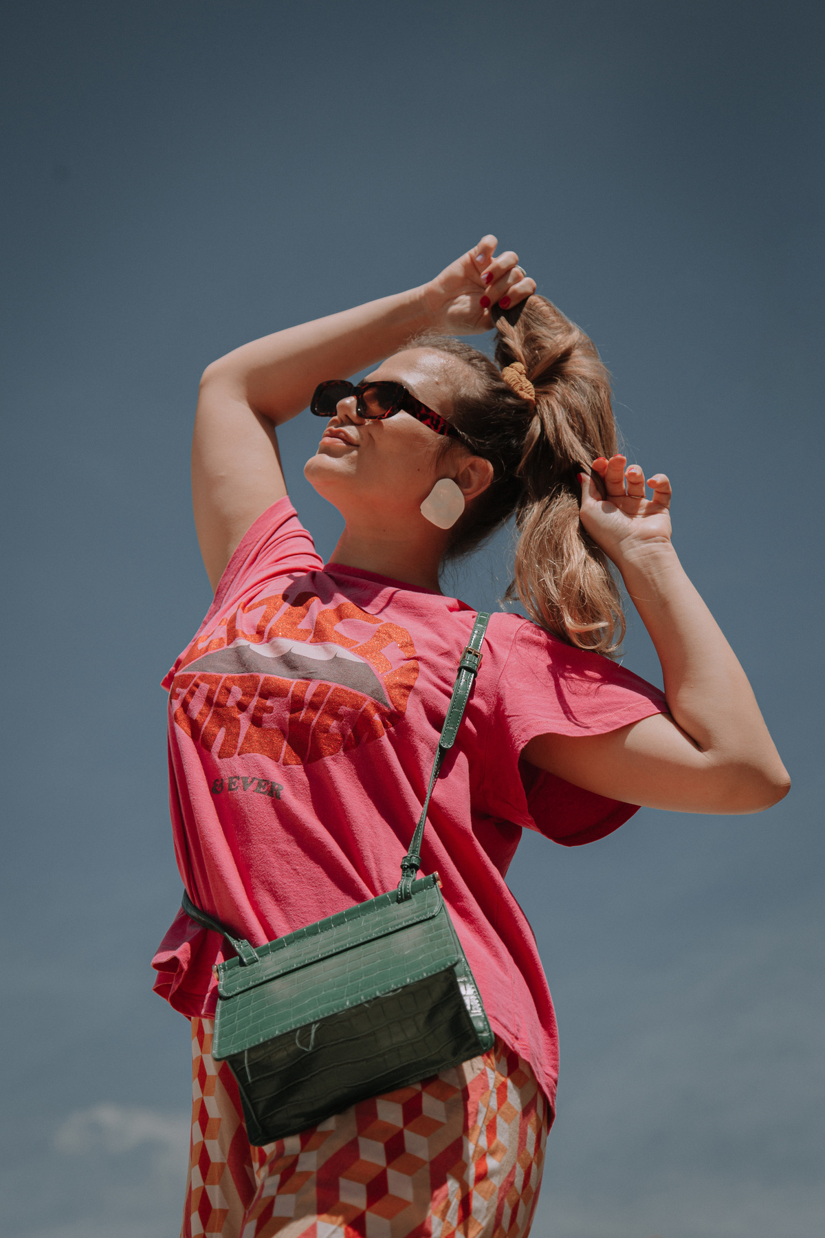 Fotografia que ressalta a liberdade e a autenticidade feminina ao ar livre