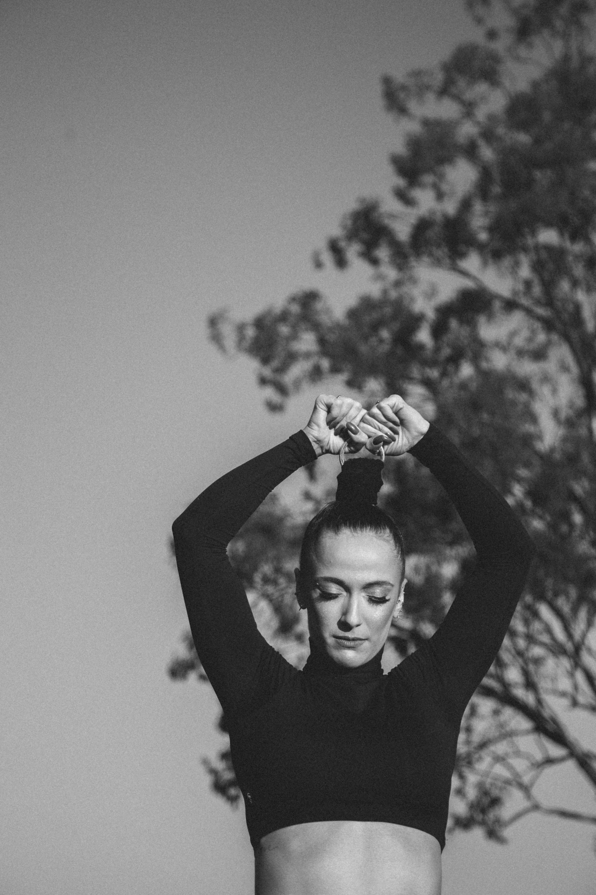 Fotografia feminina na natureza preta e branco
