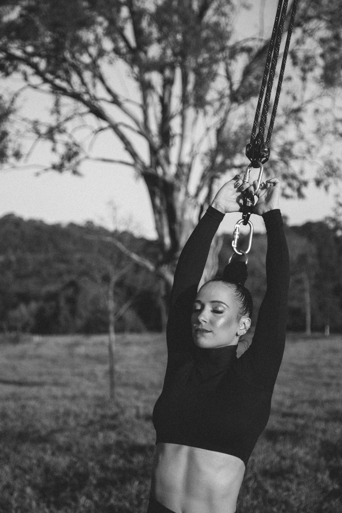 Artista de circo supensa pelos cabelos