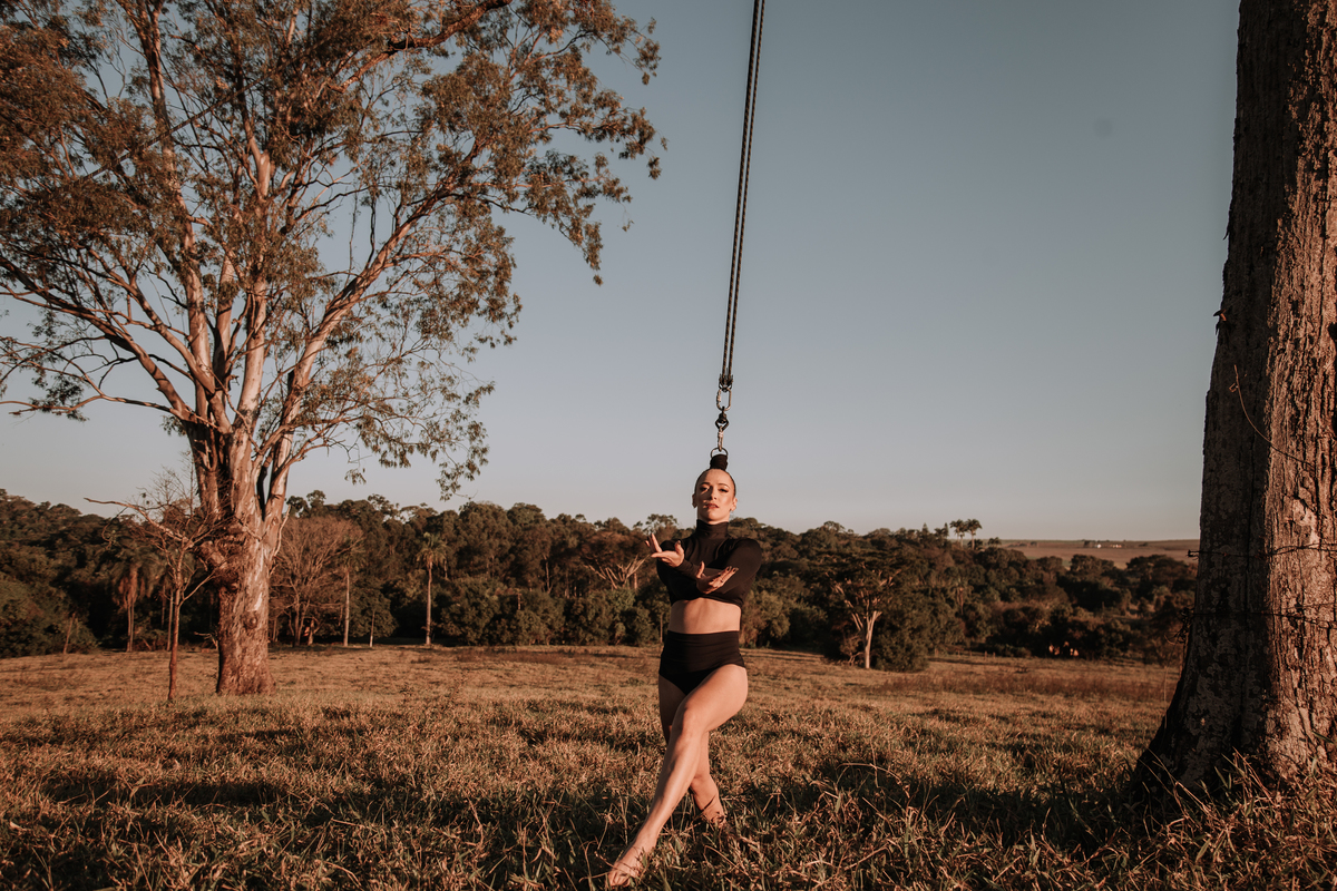 Artista de circo pendurada pelos cabelos
