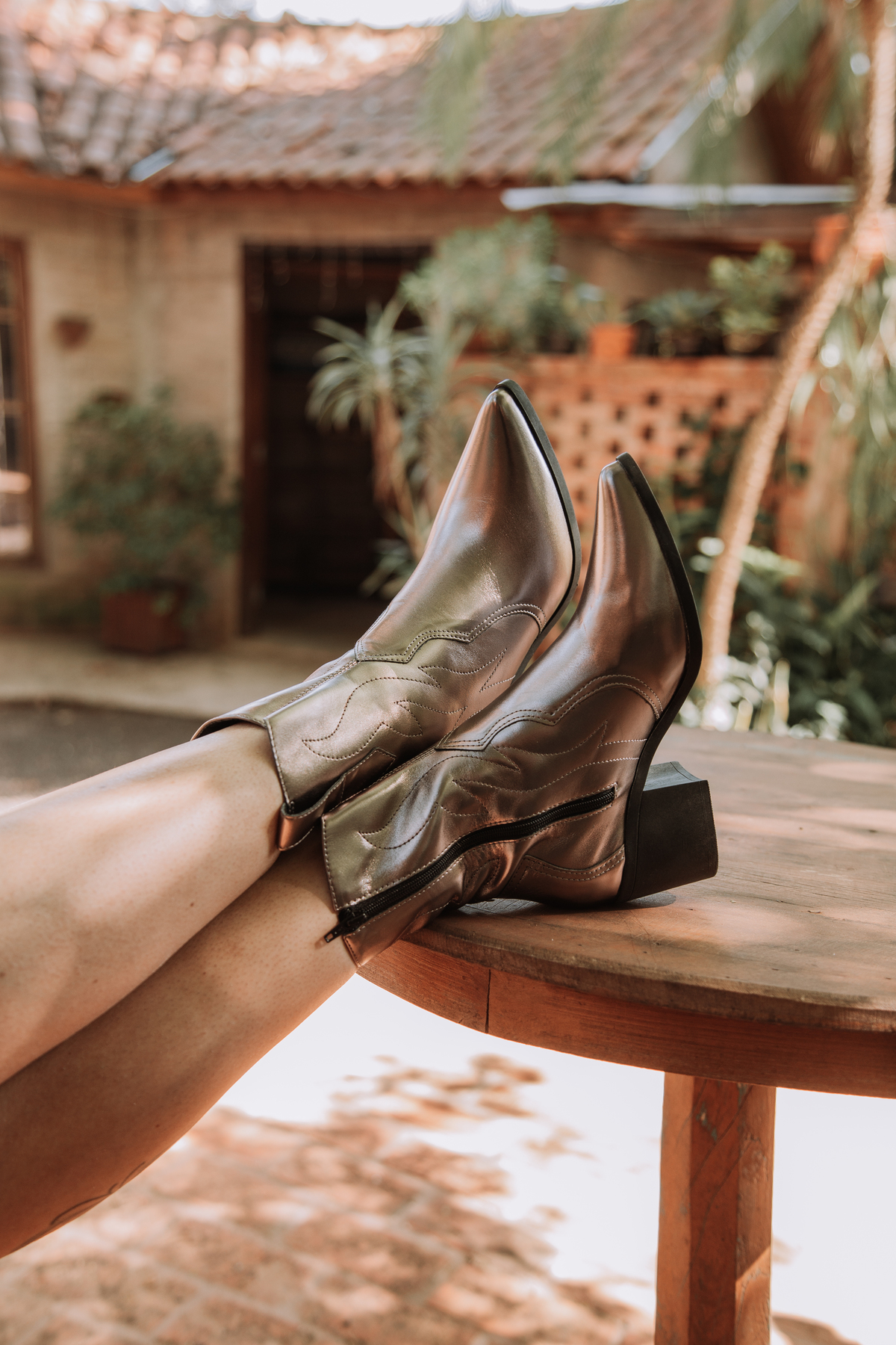Fotografia de calçados femininos que inspira mulheres a se sentirem poderosas e confiantes