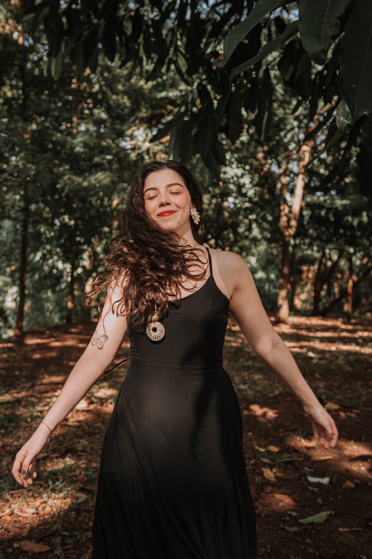 Fotografia Feminina em movimento na natureza