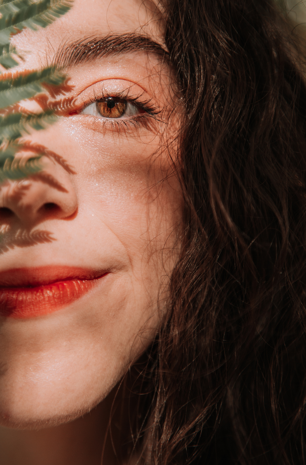 Mulher olhando para a lente em ambiente externo para ser fotografada