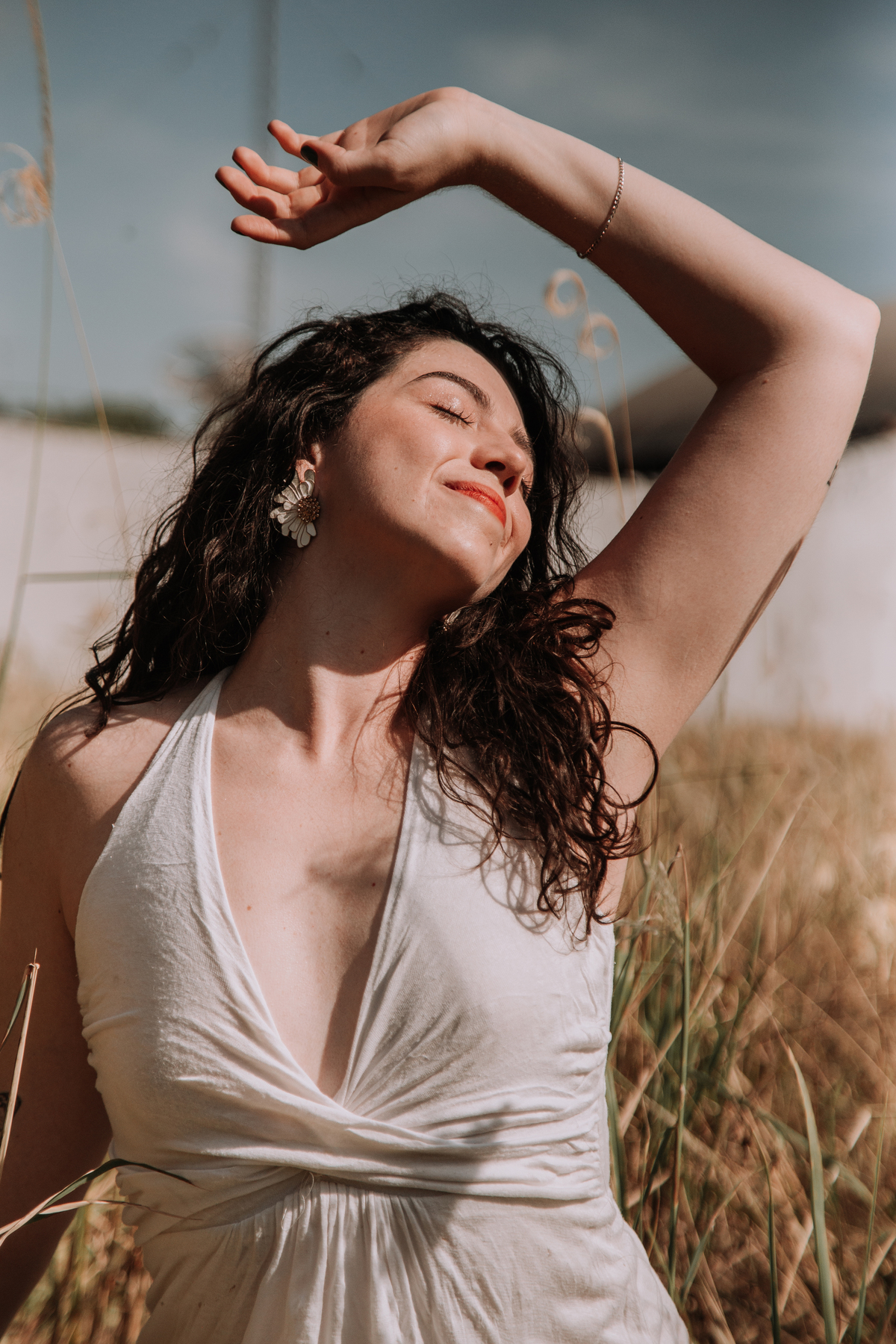 Mulher sendo fotografada com o rosto no sol