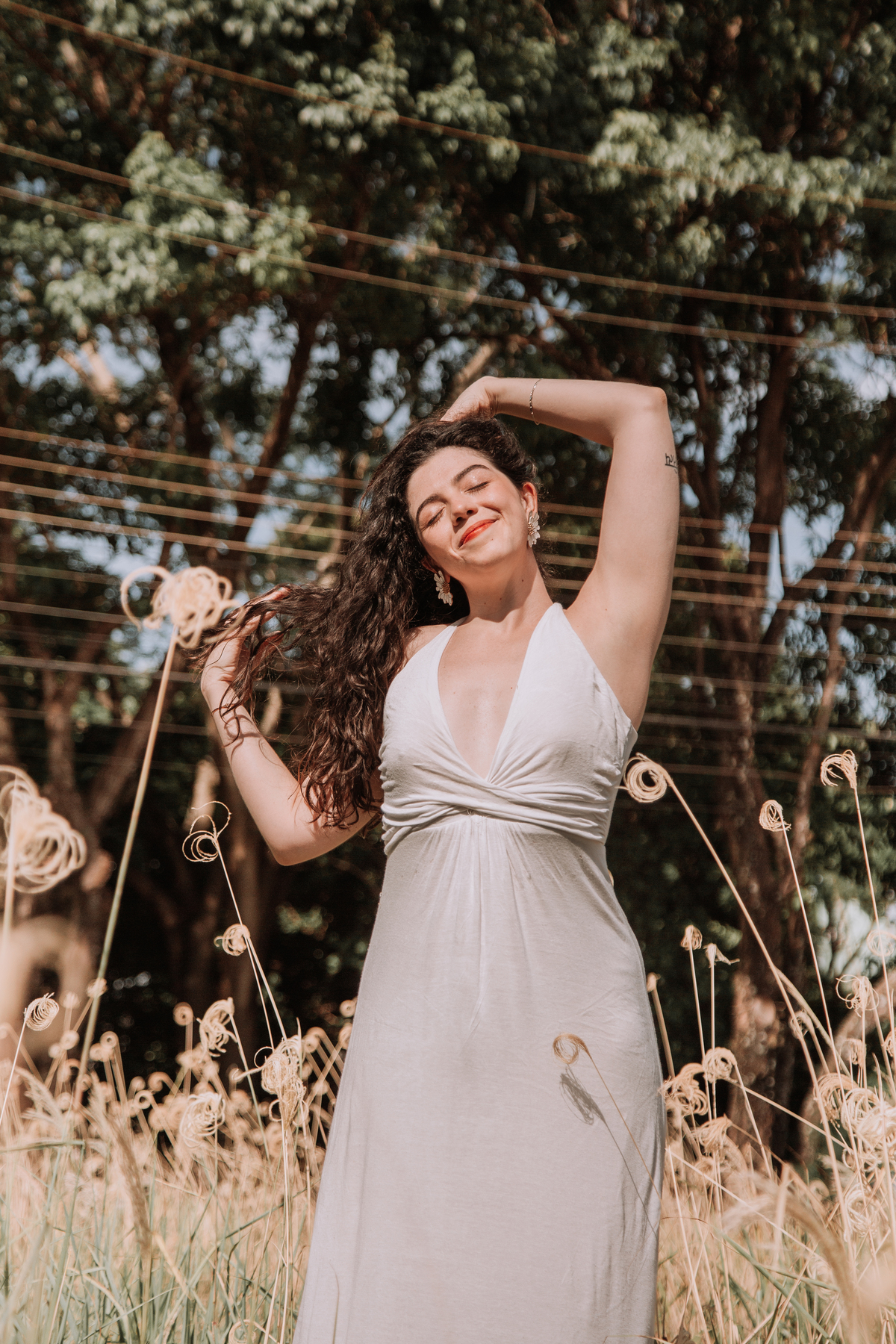 Retrato feminino capturado ao vento