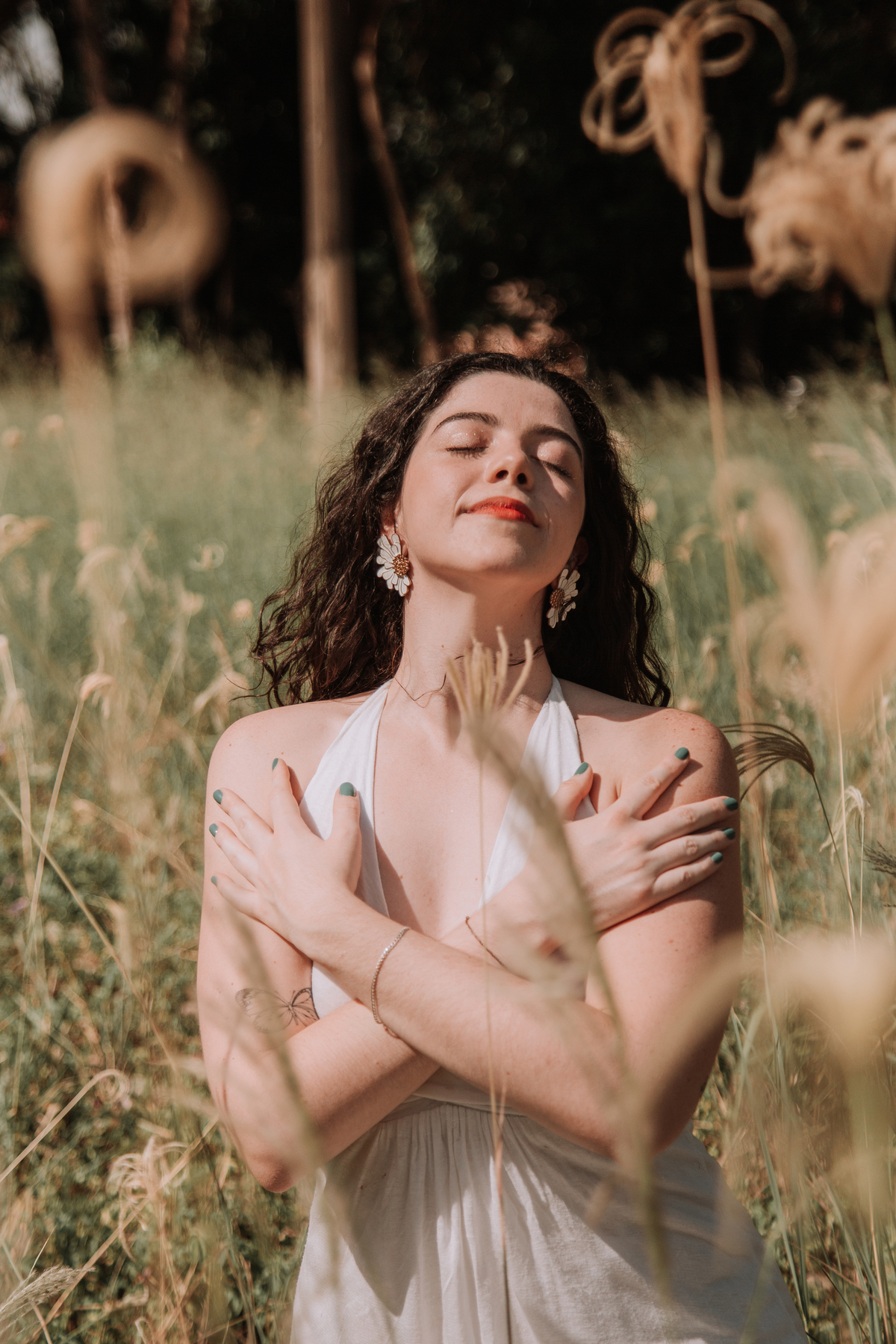 Mulher em momento de autoconhecimento e reconexão