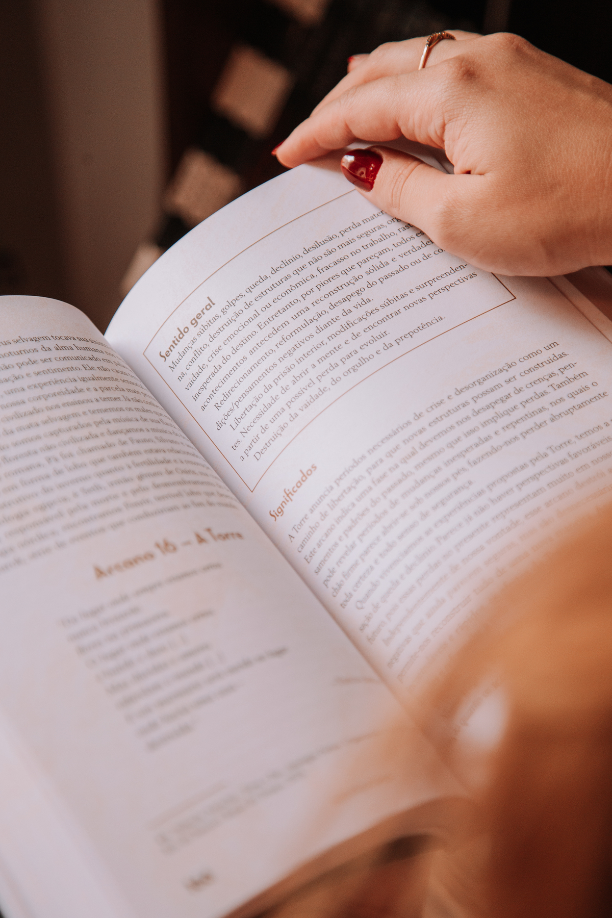 Mulher segurando livro com o intuito de avalancar sua marca pessoal 