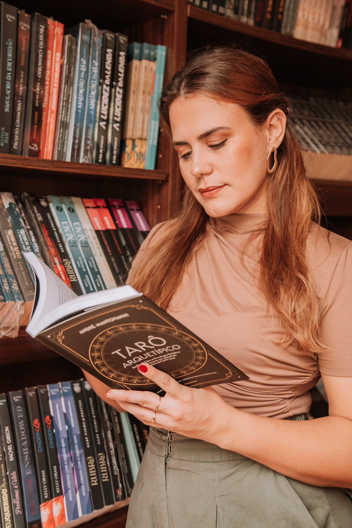 Ensaio feminino em uma cafeteria 