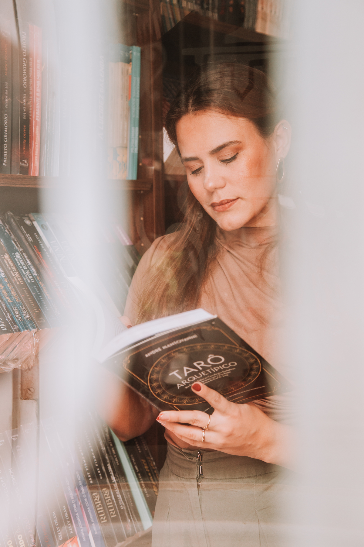 Mulher lendo em uma livraria 