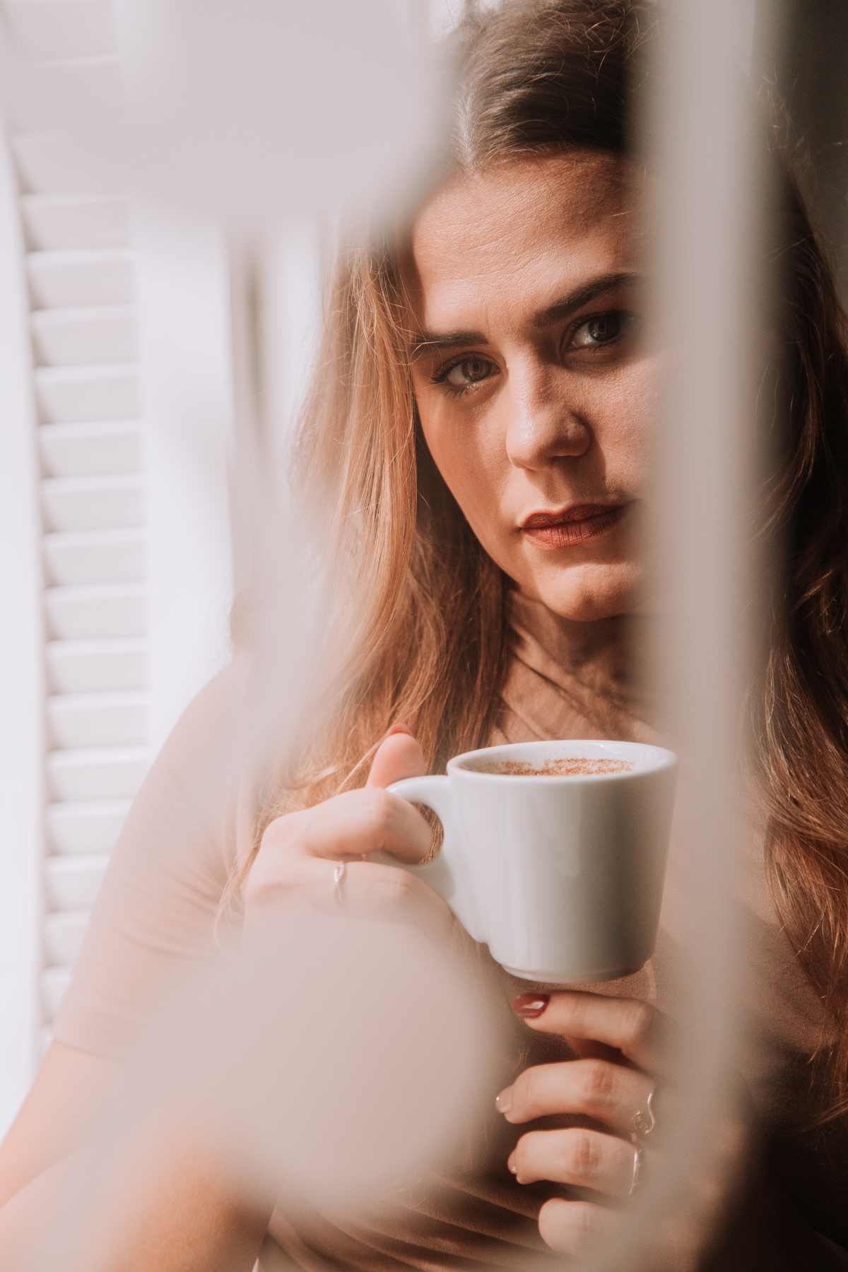 Retrato Poético Feminino atrás de uma janela 