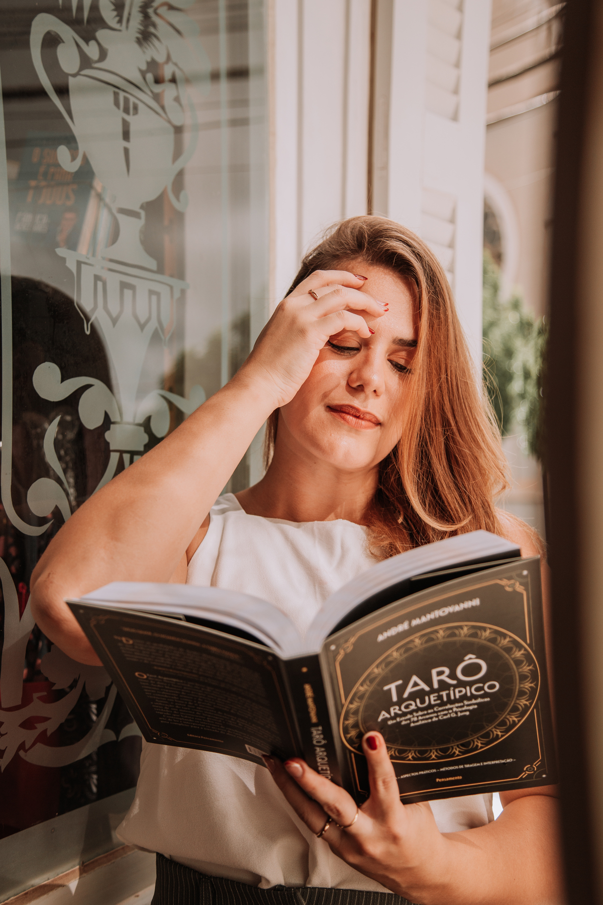 Ensaio feminino em uma cafeteria no interior de SP 