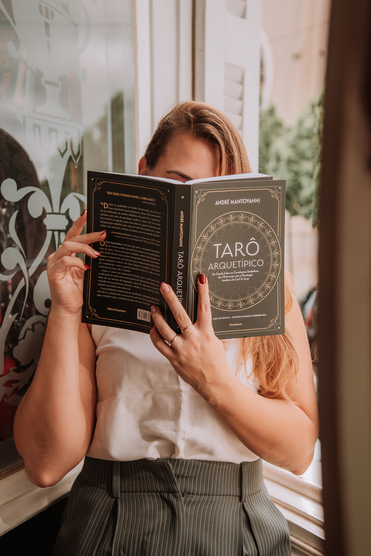 Fotografia Arquétipo da Sábia em um café 