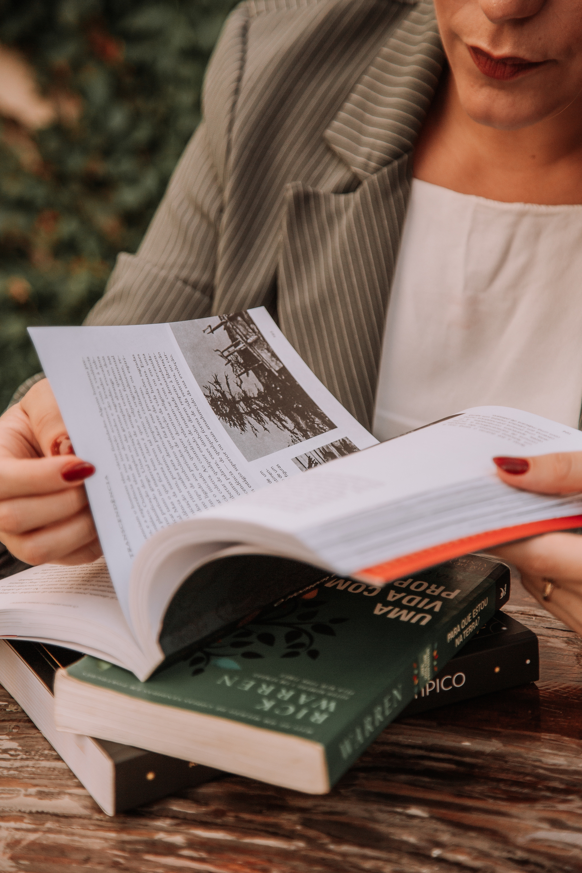 Mulher lendo livro em uma cafeteria 