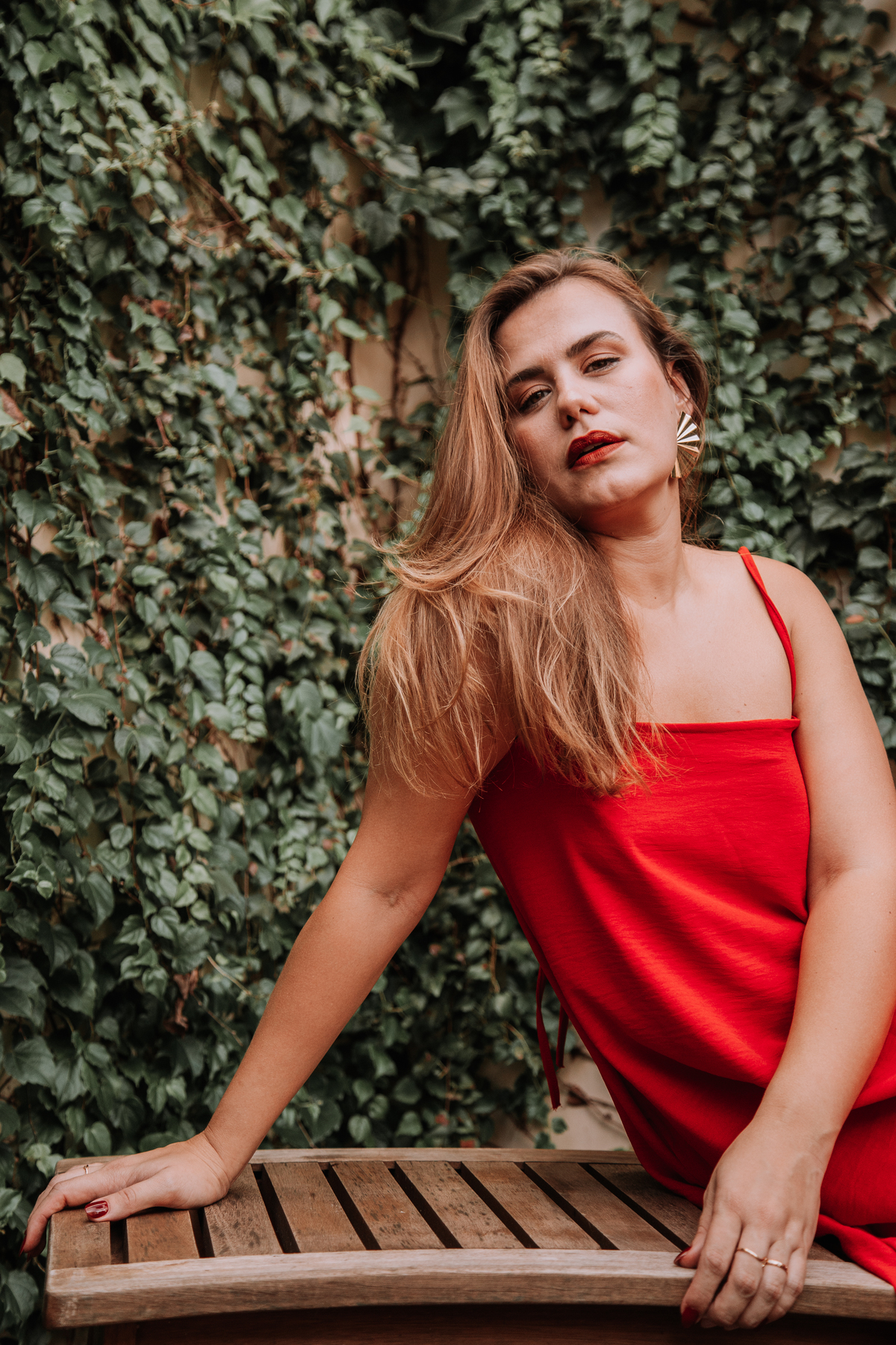 Mulher sentada posando para retrato 