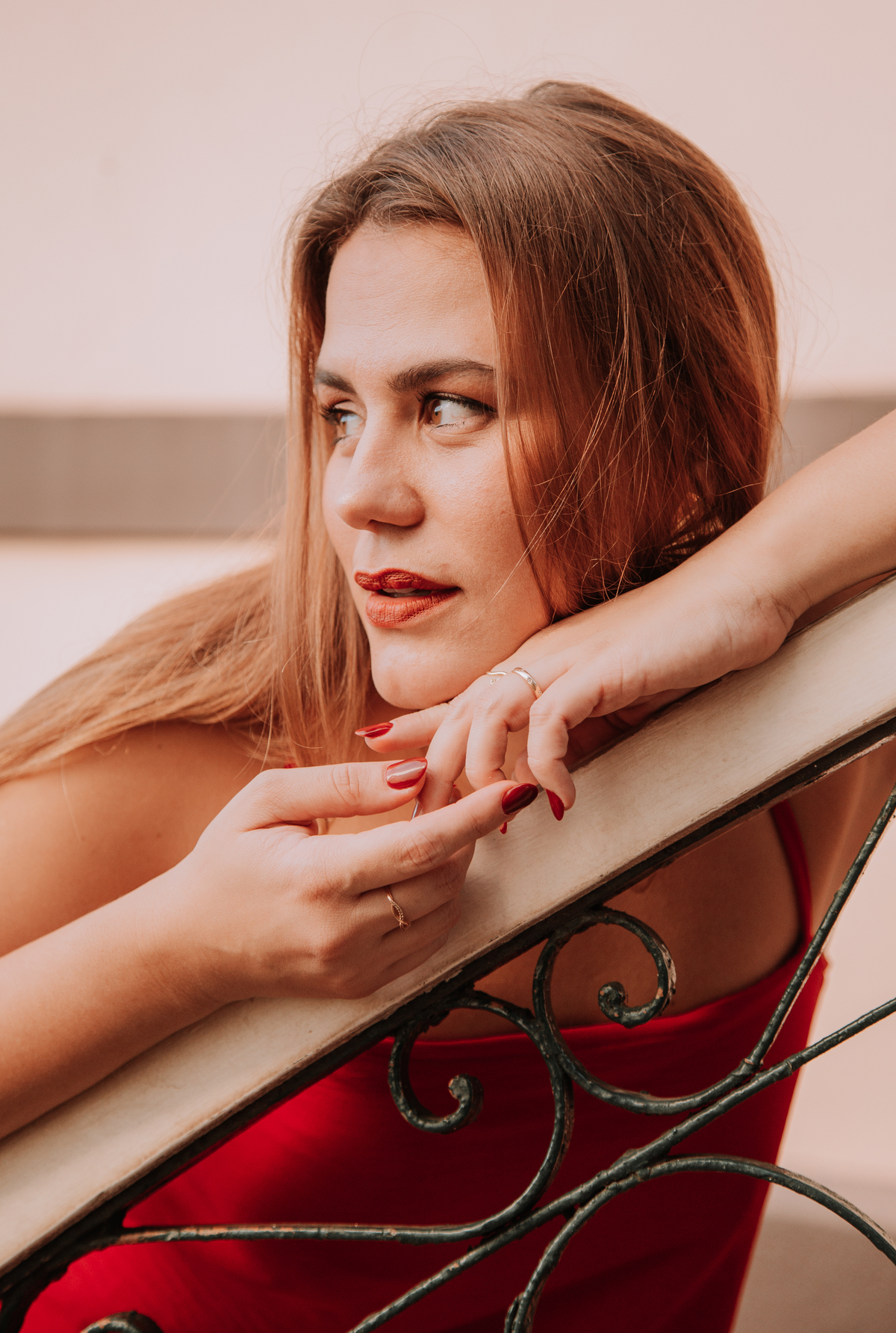 Mulher apoiando os braços no corrimão de uma cafeteria 