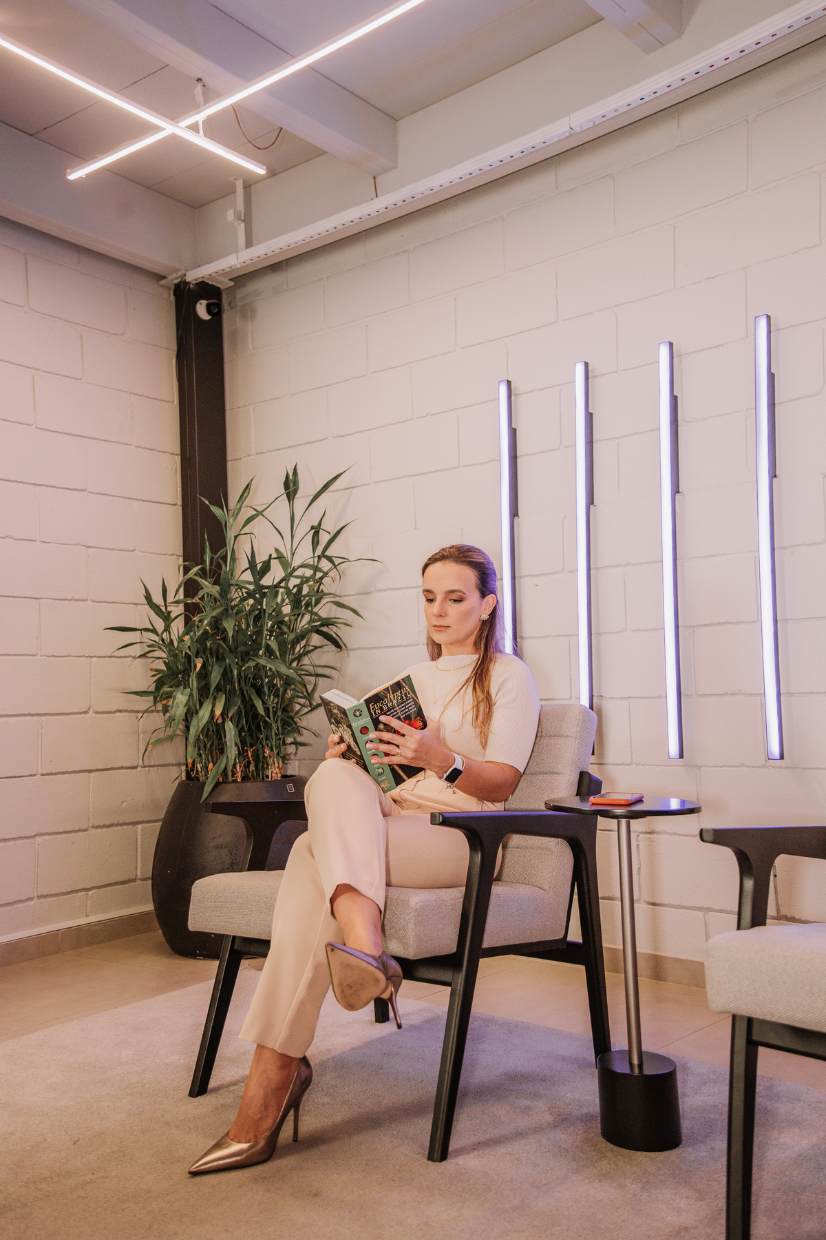 Retrato feminino em coworking