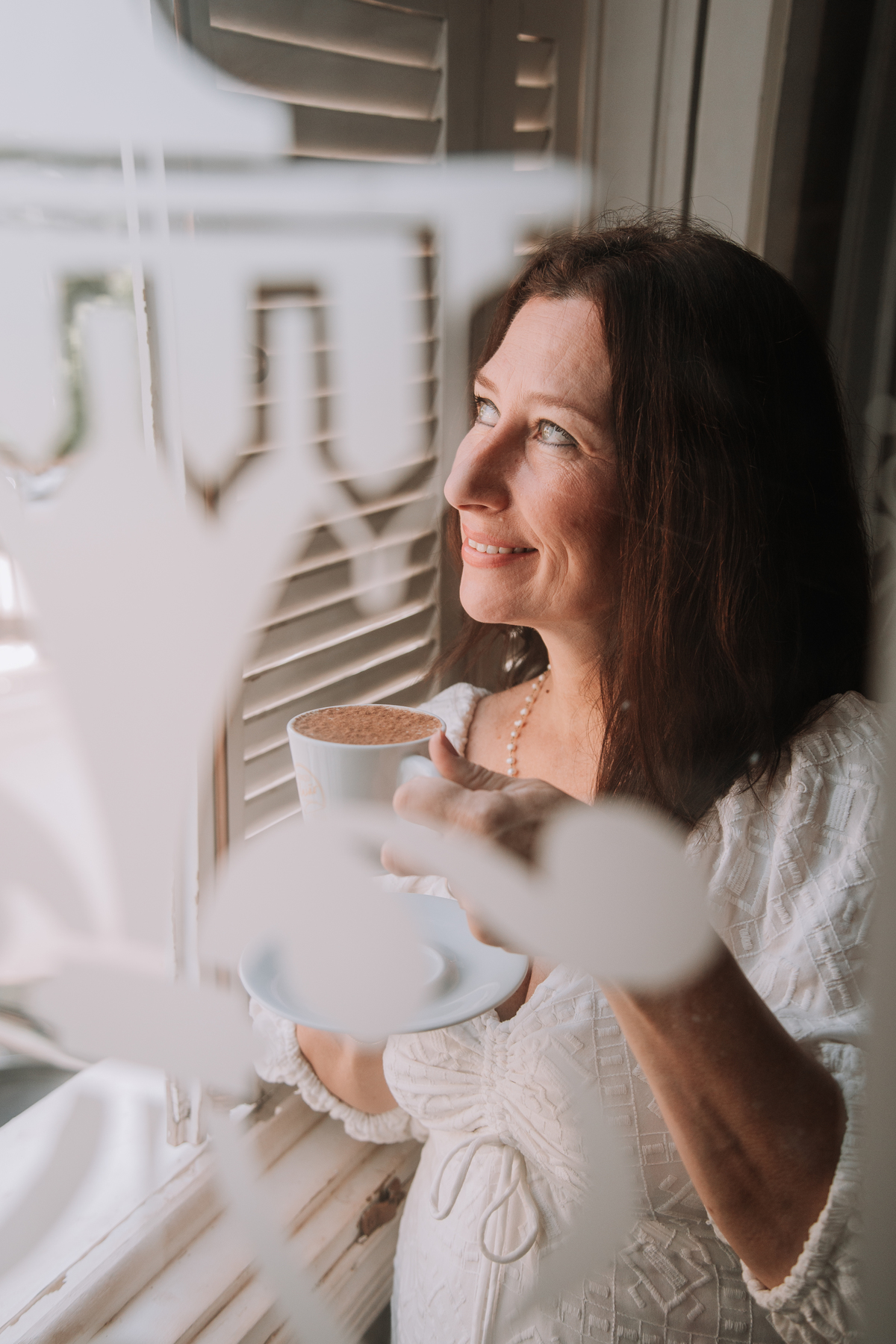 Fotografia profissional de retratos femininos em café na cidade de Jaú