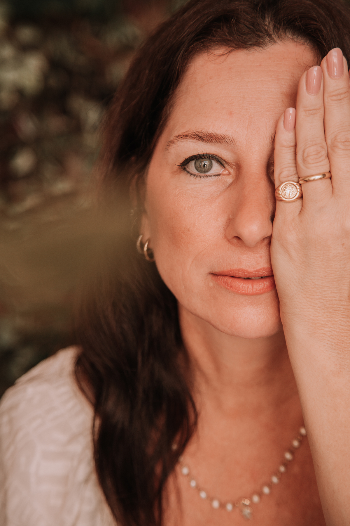 Retratos femininos expressivos para destacar a identidade de profissionais da beleza