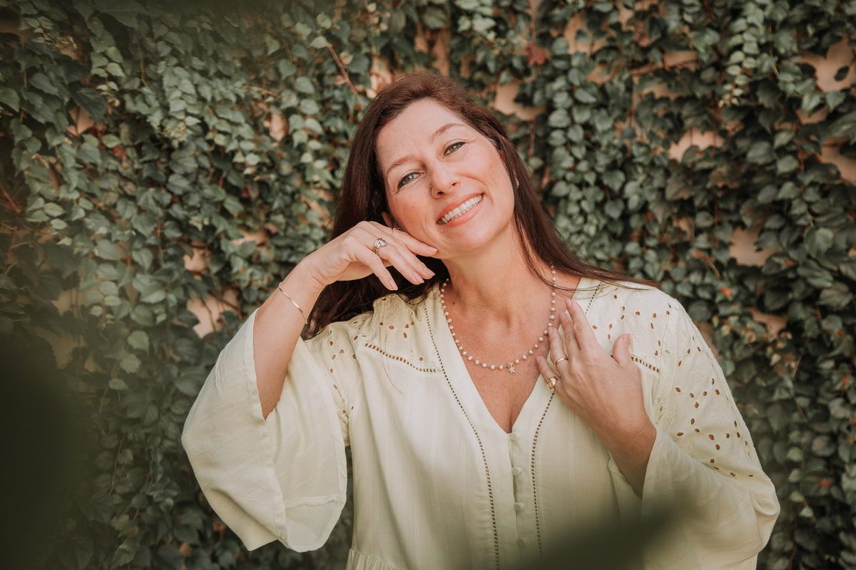 Retratos femininos para branding pessoal em ambiente de café