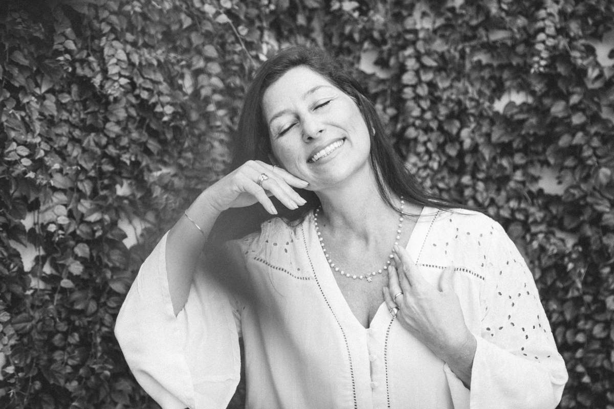 Retratos femininos expressivos em café para branding pessoal em Jaú