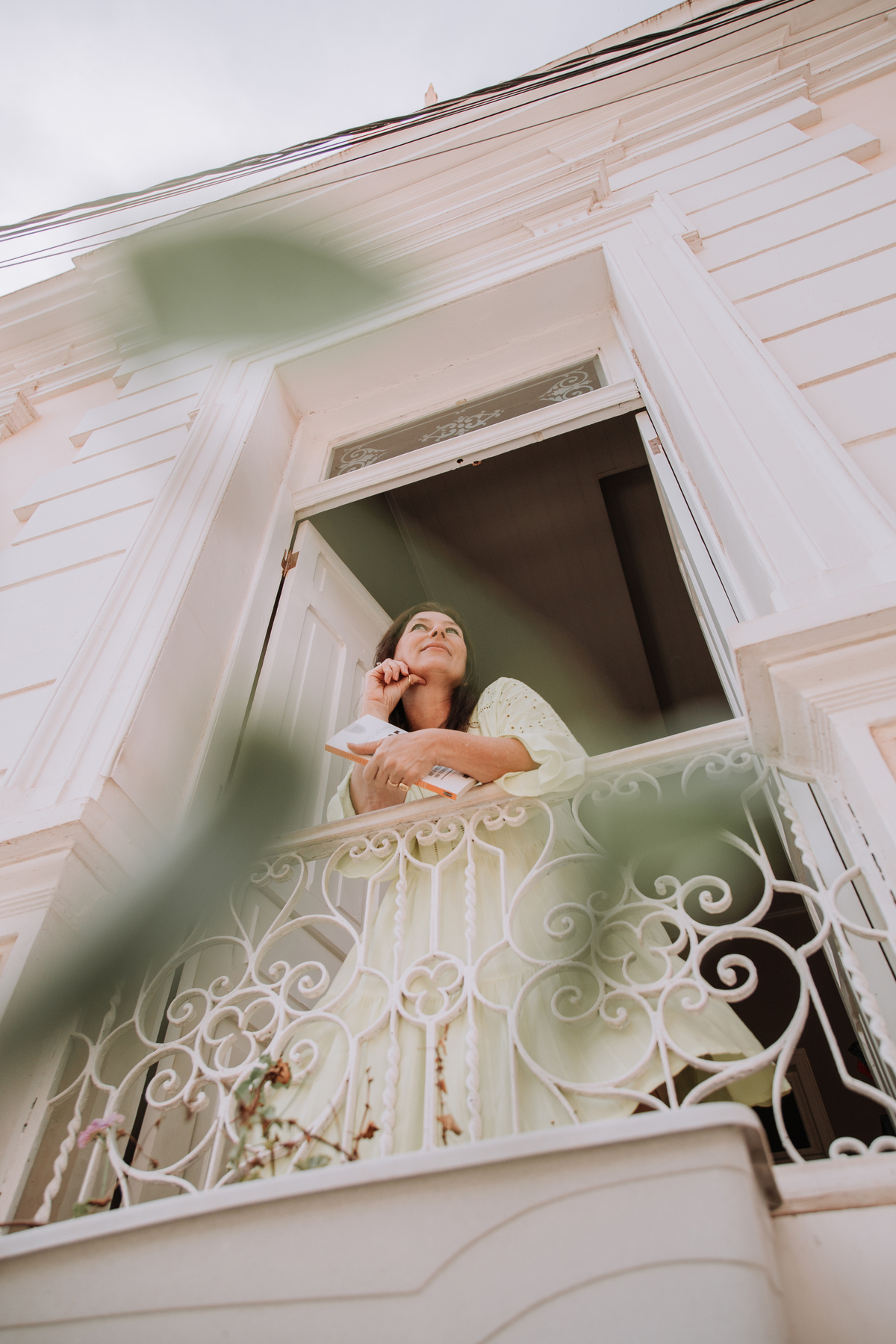 Fotografia profissional de retratos femininos em ambiente de café