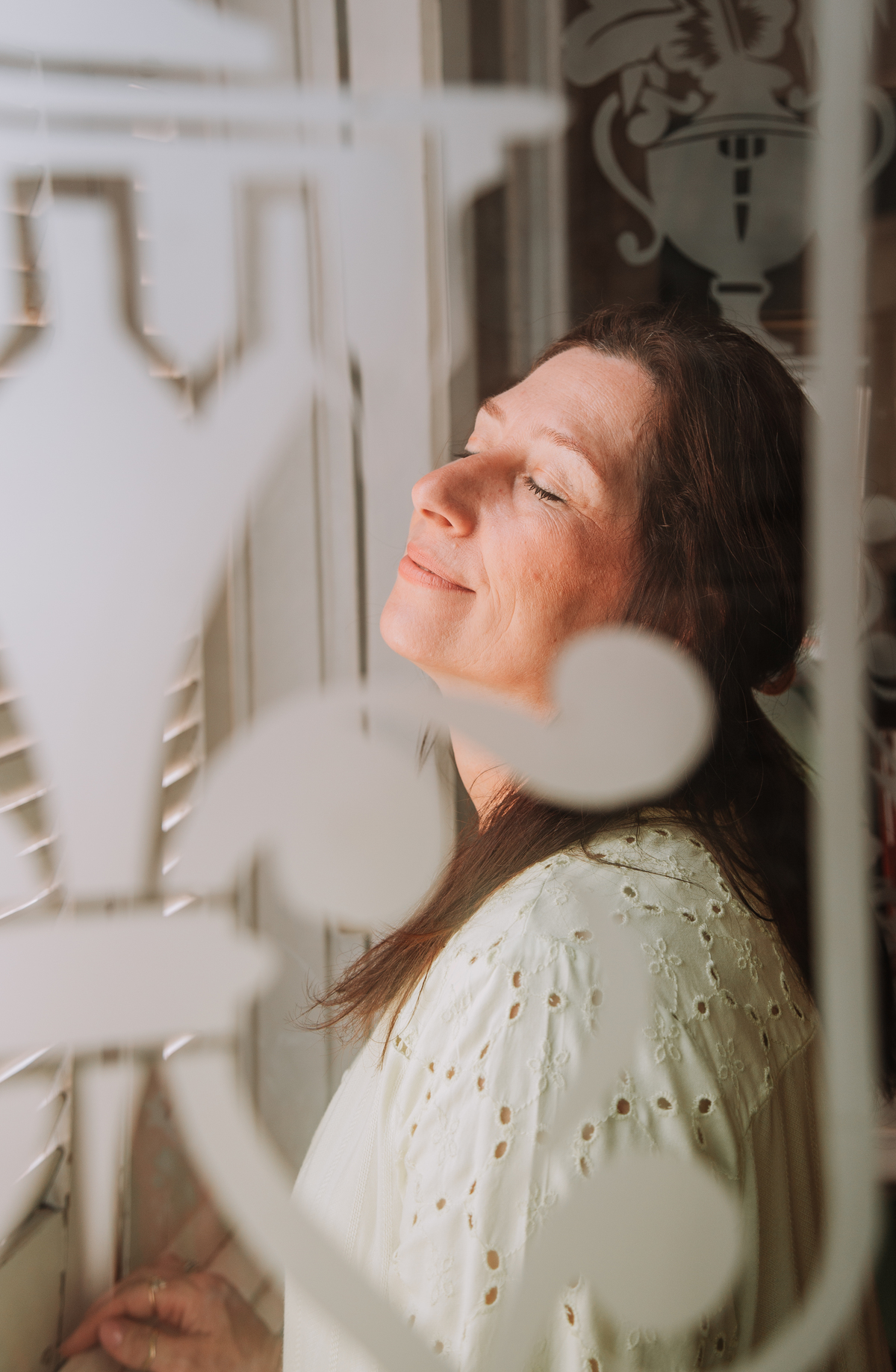 Sessão de retratos femininos para empreendedoras em café na cidade de Jaú