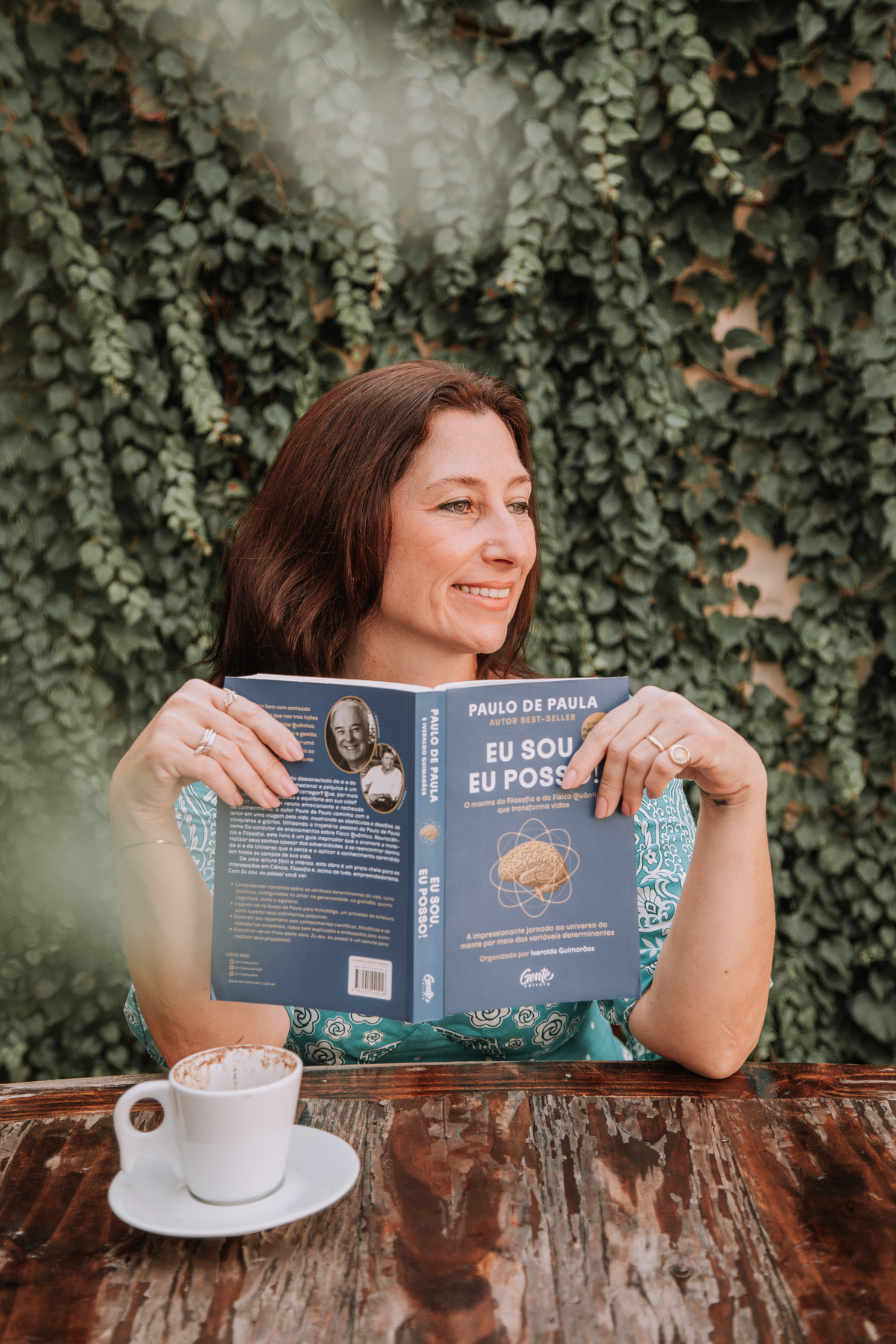 Retratos femininos para branding pessoal em café na cidade de Jaú