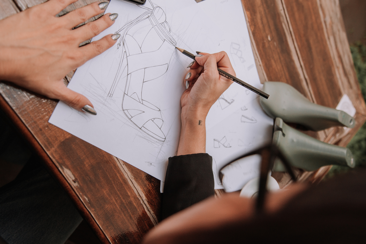 Retratos femininos expressivos para estilista de calçados femininos