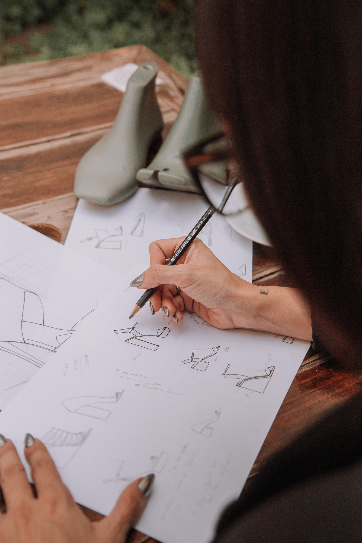 Sessão de fotos de retratos femininos para estilista de calçados femininos em café
